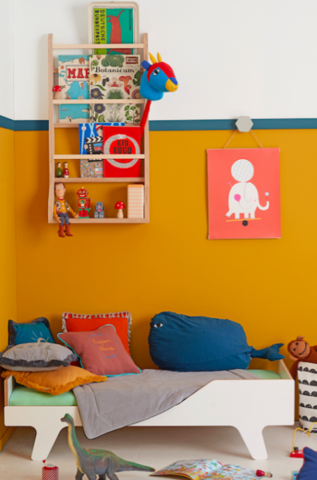 Pokój dziecięcy w kolorach musztardy i granatu z białym łóżeczkiem