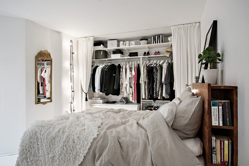 Biało-szara sypialnia z garderobą za zasłoną