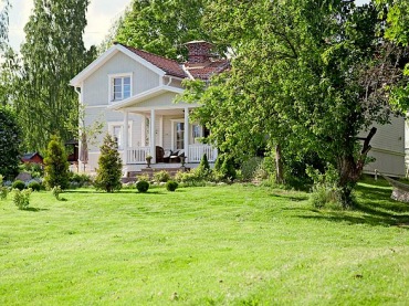 miły, tradycyjny domek skandynawski - nostalgiczny, jasny i emenujący spokojem i błogim życiem...