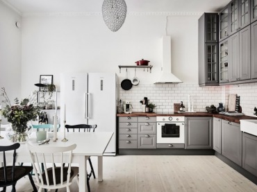 Biały okap i biała lodówka w szarej kuchni w stylu skandynawskim (48625)