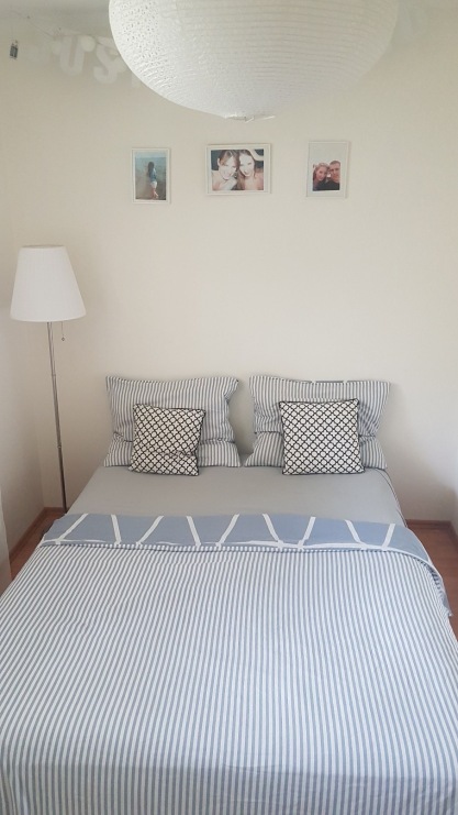 Sypialnię zaaranżowano w skandynawskim i nieco minimalistycznym stylu. We wnętrzu dominuje biały kolor, a niebieska...