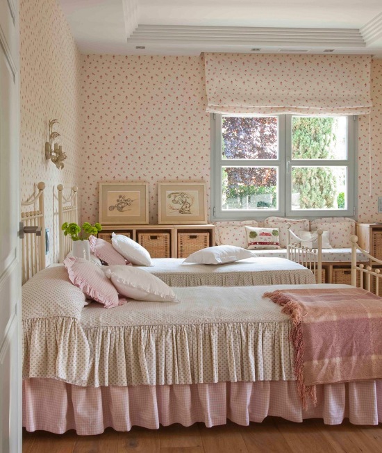 Romantyczna sypialnia z tapetą i roletą w angielskim stylu