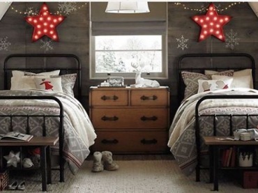 W świątecznej aranżacji szczególnie ładnie wyglądają ozdoby świetlne. Czerwone gwiazdy zawieszone nad łóżkami są...