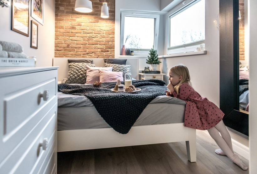 Mała i wąska sypialnia w skandynawskim stylu