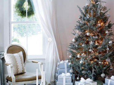 kolonialny dom w bieli i w przepięknych miętowo-pistacjowych dekoracjach świątecznych. Rzadko widzimy taki zestaw...