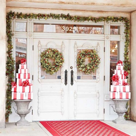 Czerwone dekoracje świąteczne na wejściowe drzwi do domu