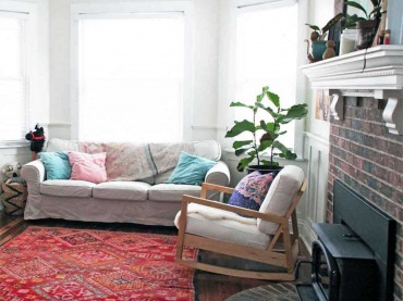 W aranżacji salon ważną rolę odgrywa wzorzysty dywan. Intensywne kolory rozweselają nieco przestrzeń. Dekoracyjne...