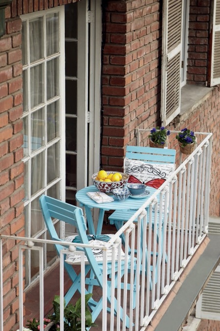 Mały balkon z meblami w kolorze błękitnym