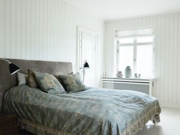 Turkusowo-mietowa , stylowa narzuta na łózku w białej sypialni z tapicerowanym łóżkiem (22058)