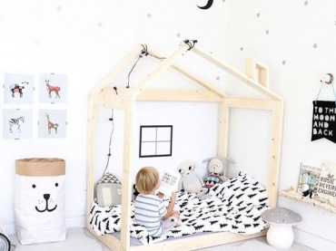 Pokój dziecięcy urządzono w bieli z subtelnymi dodatkami w szarości oraz czerni. Całą uwagę przykuwa do siebie oryginalna rama łóżka, czyli konstrukcja z drewna w kształcie...
