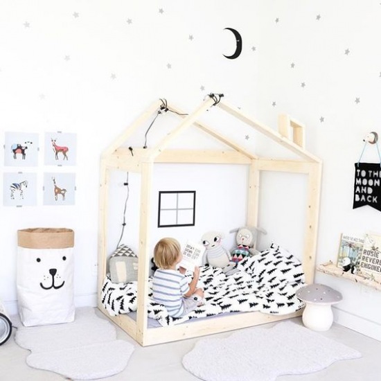 Drewniany domek jako łóżko w białym pokoju dziecięcym