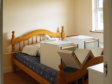 Pokój dziecięcy before był pusty, oprócz ładnego drewnianego łóżka nie zawierał żadnych innych mebli czy...