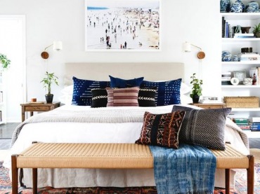 Białe wnętrze wzbogacono kilkoma wyrazistymi dodatkami w kolorze. Wzorzysty dywan urozmaica przestrzeń sypialni....