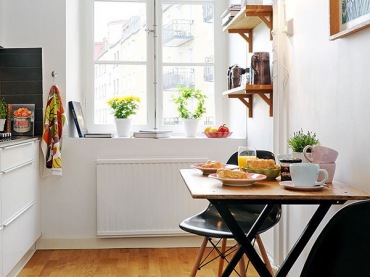 Aranżacja kuchni z jadalnią bazuje na prostym stylu skandynawskim, w którym kolorami przewodnimi są chłodna biel oraz...