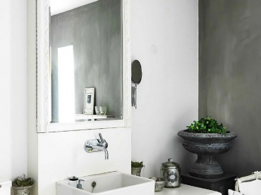 Prowansalskie lustro w szarej łazience (16880)