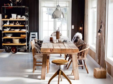 Prosty drewniany stół ,drewniane giete krzesła,biała podłoga,czarna ściana i industrialne metalowe lampy w aranżacji jadalni (27621)