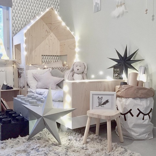 Świąteczne dekoracja łóżka-domku w pokoju dziecięcym