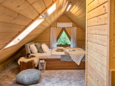 Drewniane skosy i łóżko w połączeniu z delikatnymi tekstyliami tworzą niezwykły charakter. Przytulność wnętrza potęguje...