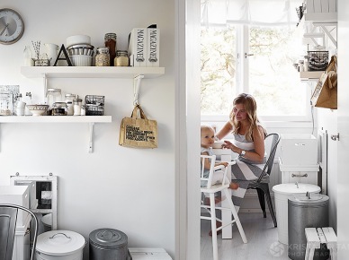 Jak dekorować białe półki ,metalowe pojemniki w aranżacji kuchni w stylu skandynawskim (48141)