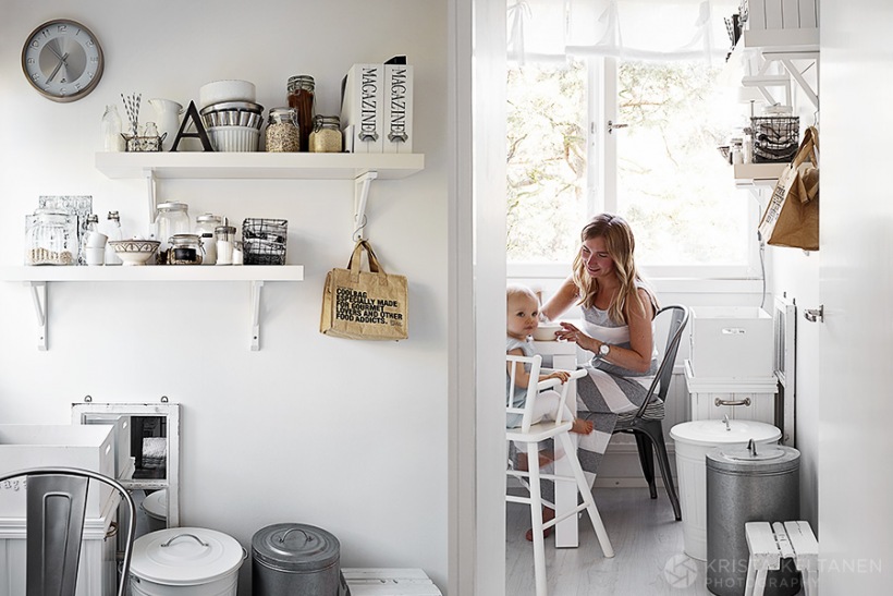 Jak dekorować białe półki ,metalowe pojemniki w aranżacji kuchni w stylu skandynawskim
