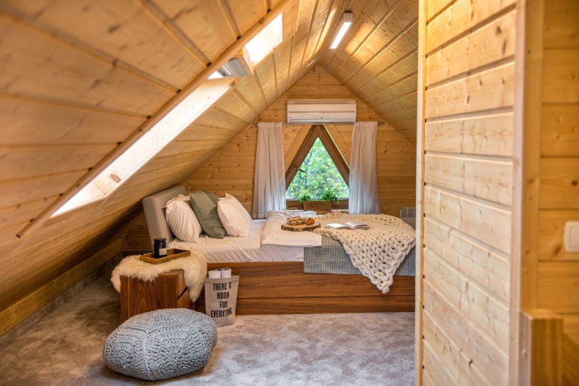 Drewniana aranżacja sypialni na strychu