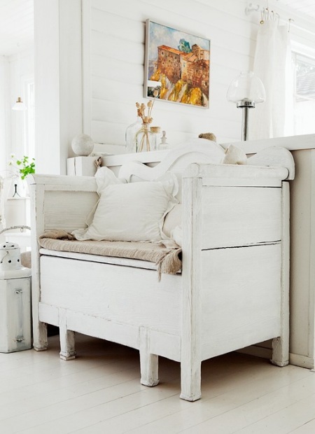 Biała drewniana ławka skrzyniowa w prowansalskim stylu
