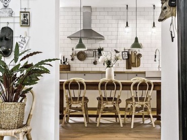 Całe mieszkanie urządzone jest według spójnej koncepcji. W kuchni z jadalnią dominuje tradycyjny klimat i drewno,...