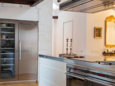 otwarte kuchnie są modne i praktyczne w małych i dużych wnętrzach - to przykład eklektycznej, otwartej przestrzeni...