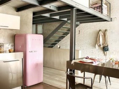 Otwarta, srebrno-różowa kuchnia pod antresolą w lofcie (20325)