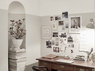 Klasyczne brązowe biurko,gięte drewniane krzesło,galeria grafik i czarno-białych fotografii na białej ścianie w domowym biurze (47762)