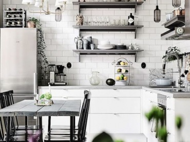 W białej kuchni połączono prostotę z eleganckimi elementami. Wystarczy spojrzeć na sztukaterię pod sufitem albo na...