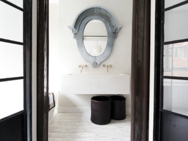 Francuskie lustro w minimalistycznej łazience (19167)