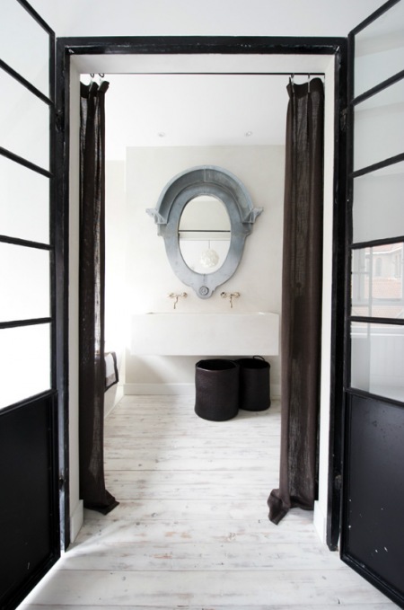 Francuskie lustro w minimalistycznej łazience