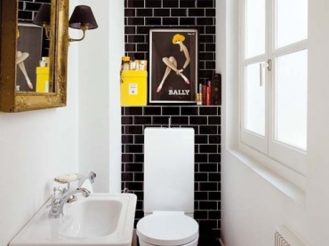 Wąska toaleta też może być ciekawie urządzona. Spójrzcie jak czarne kafelki i grafika wprowadzają oryginalny charakter,...