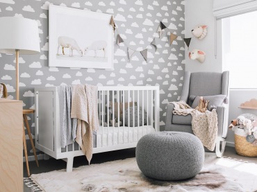 W pokoiku dla niemowlęcia znajduje się bardzo wiele drobnych elementów, które dekorują i wypełniają przestrzeń. Szara...