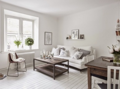 Białe mieszkanie w skandynawskim stylu z meblami ze starego drewna