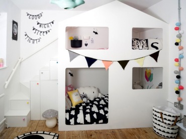 Skandynawską prostotę właściciele mieszkania połączyli z niezwykłą kreatywnością, tworząc dla swoich dzieci oryginalny domek do spania. Czarne i kolorowe dodatki urozmaicają skąpaną w bieli...