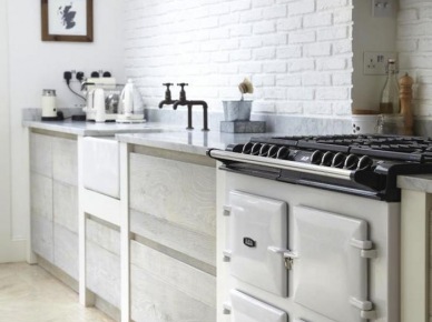 Jasnoszara kuchnia w modern rustykalnym stylu z retro kuchn ią i biała cegła na ścianie (25637)