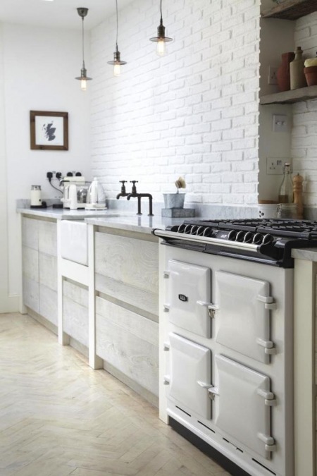 Jasnoszara kuchnia w modern rustykalnym stylu z retro kuchn ią i biała cegła na ścianie