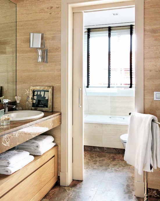Połączenie drewna i  marmuru w łazience