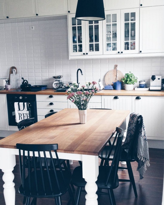 Czarne dodatki do kuchni i jadalni w skandynawskim stylu