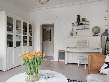 Miłe mieszkanie w stylu skandynawskim, ale nieco inne od najczęściej oglądanych. Jego właściciele kochają stare meble,...