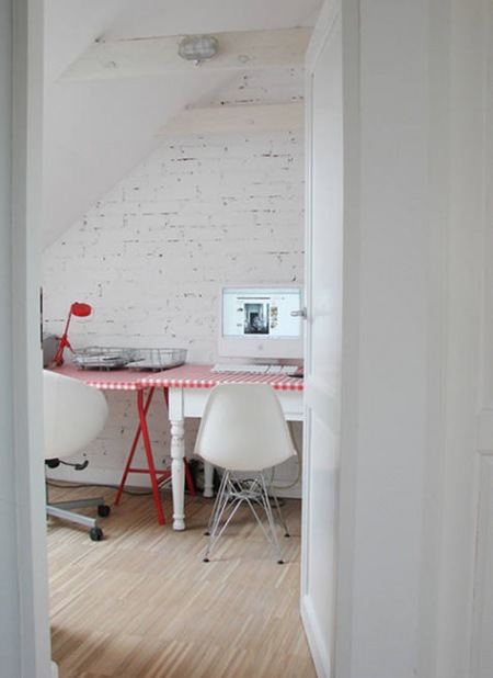 Biała ściana z cegły i czerwone biurko