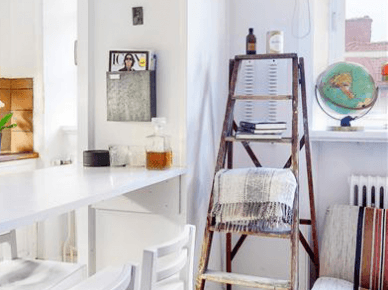Biała lada z krzesłami na granicy kuchni z salonem (20742)