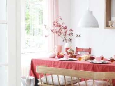Aranżacja stołu w biało-różwych kolorach (18476)