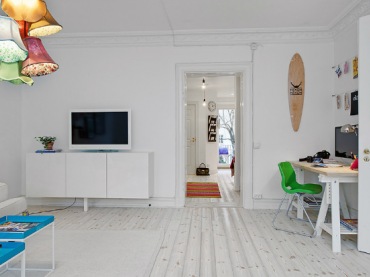 Skandynawski salon z kącikiem biurowym i z kolorowymi  detalami (22028)