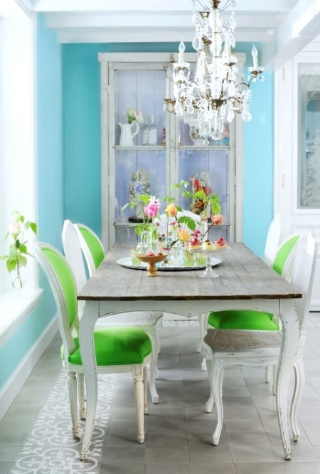 Niebieskie ściany,zielone krzesła,niebieska jadalnia