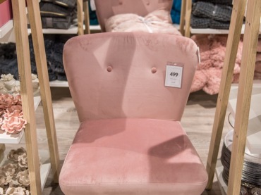 Fotel w kolorze pudrowego różu (55616)