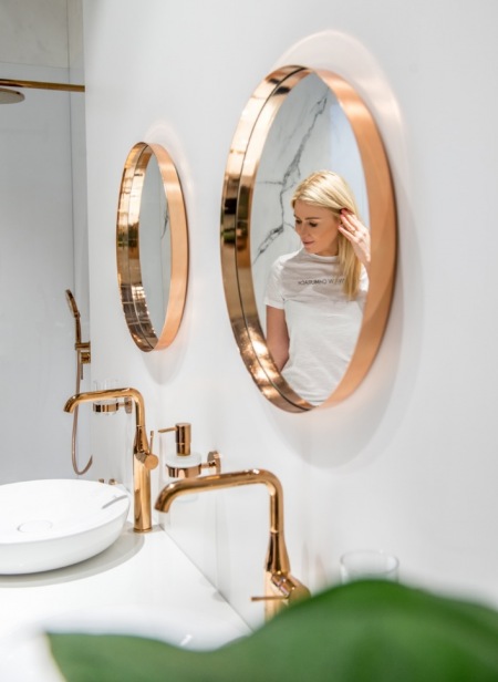 Złote okrągłe lustra w białej łazience