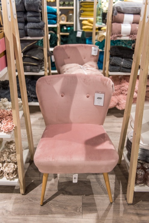 Fotel w kolorze pudrowego różu (55616)